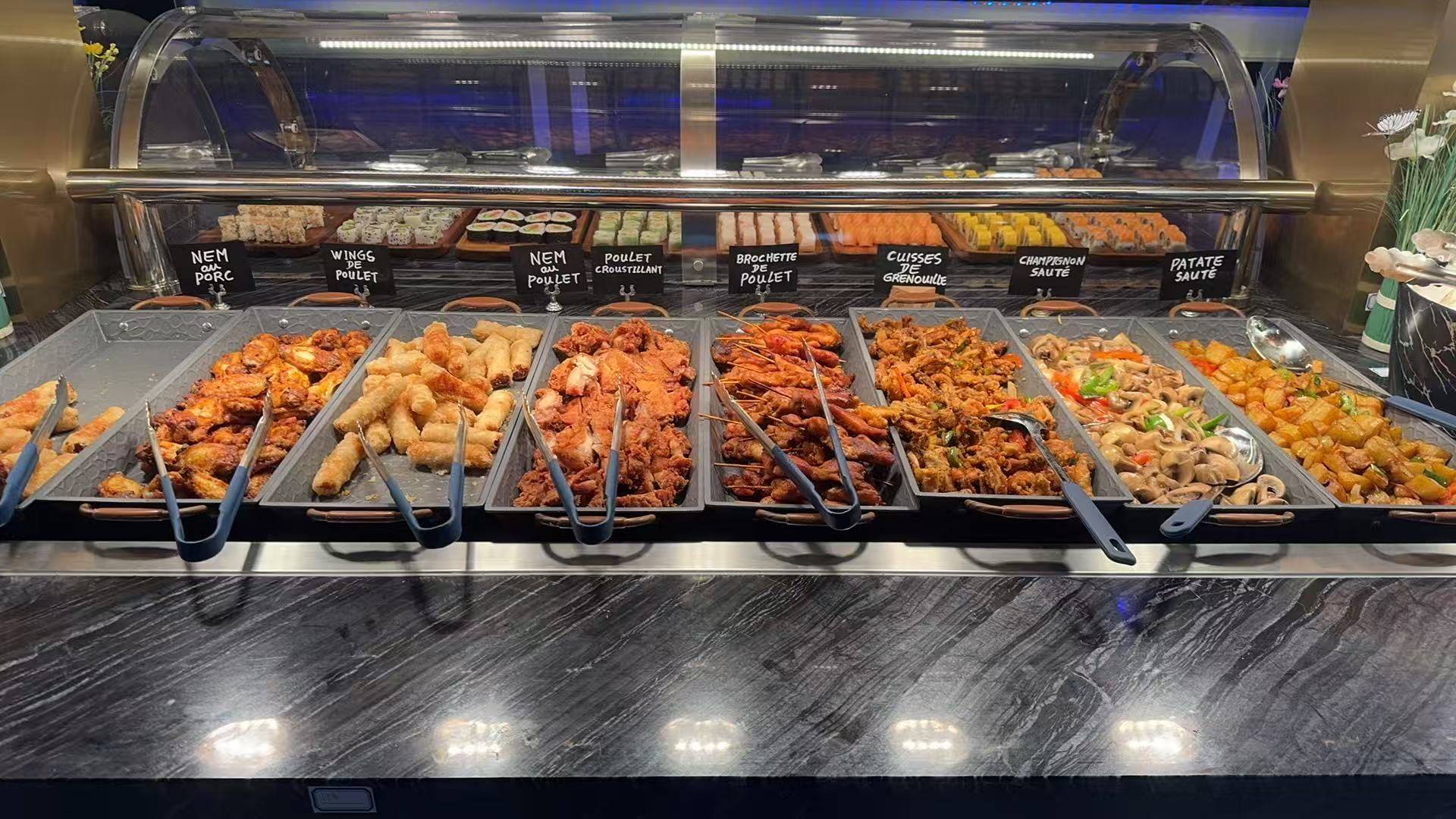 Entrées chaudes nems poulet frit brochettes