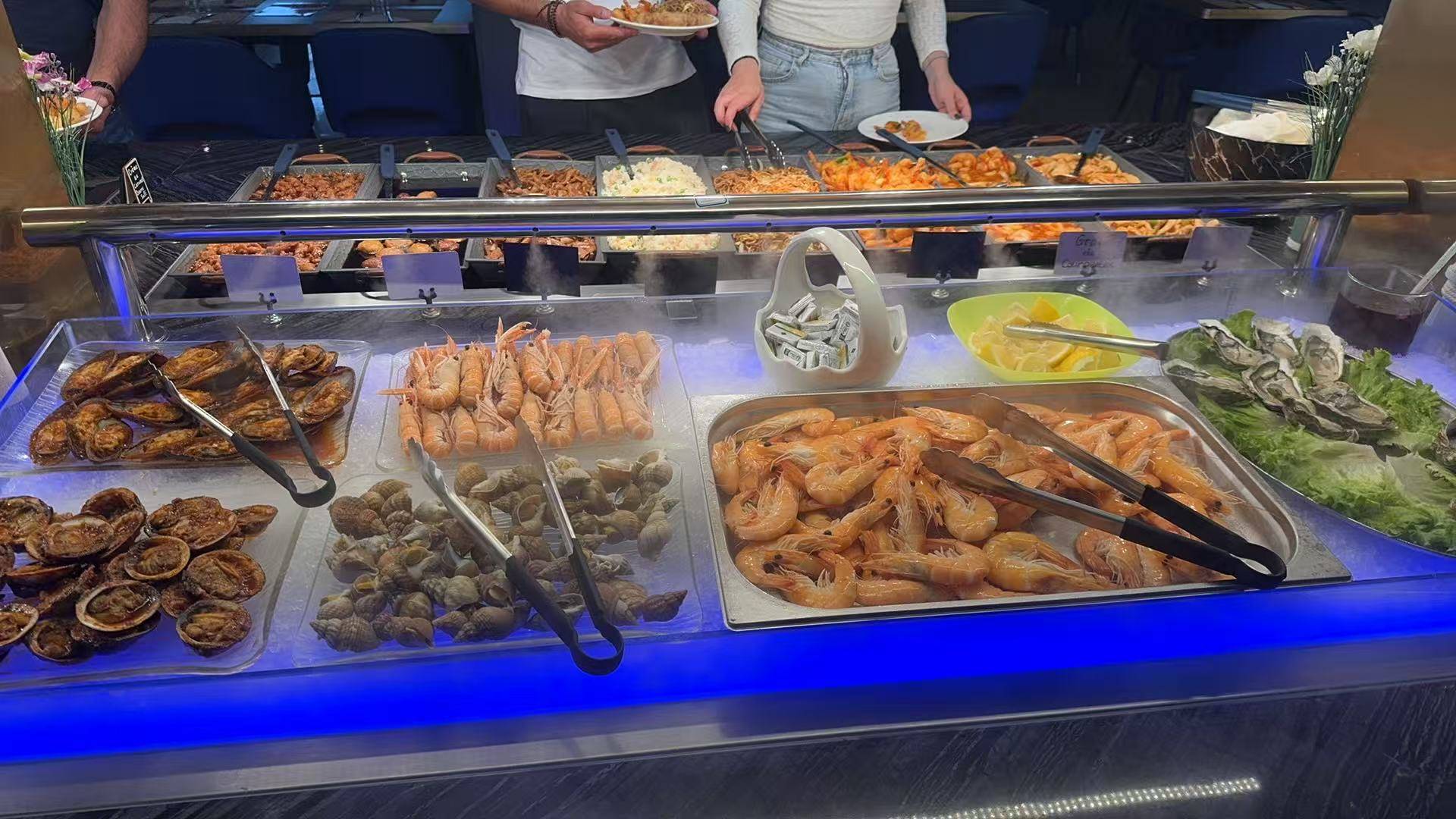 Fruits de mer frais — crevettes, huîtres, bigorneaux