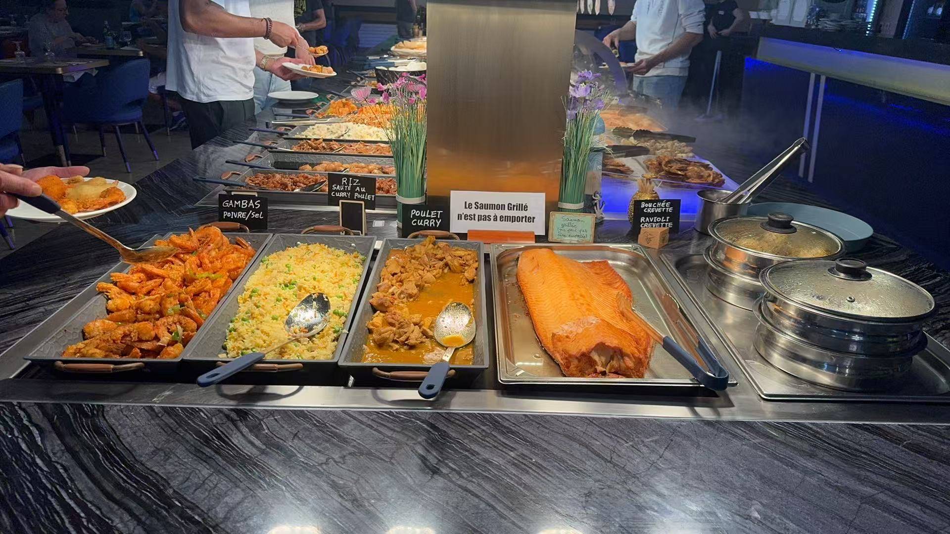 Gambas, riz curry, poulet curry et saumon grillé